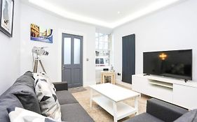 Ultra Modern, Stylish Apartment Next To Princes St