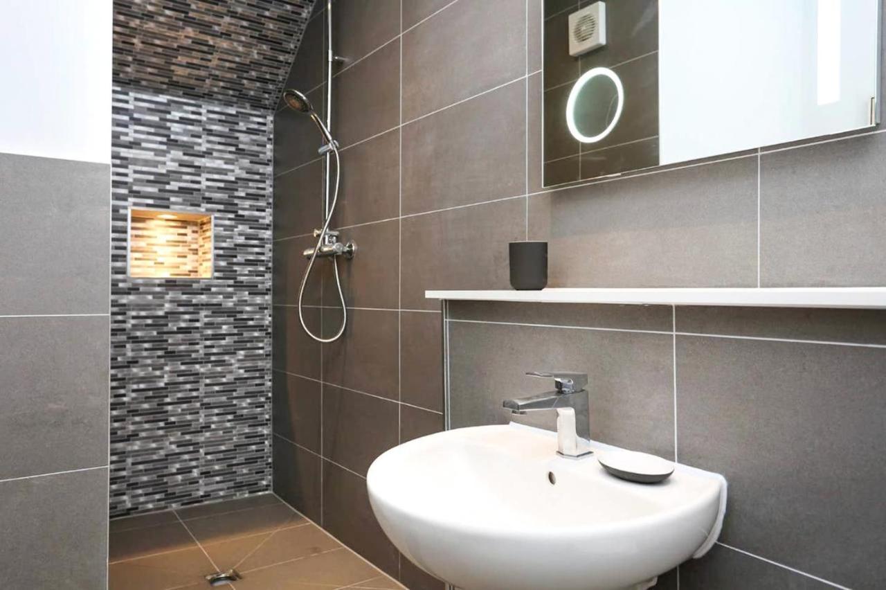Ultra Modern, Stylish Apartment Next To Princes St Edimburgo Exterior foto