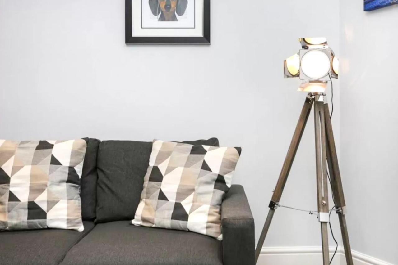 Ultra Modern, Stylish Apartment Next To Princes St Edimburgo Exterior foto