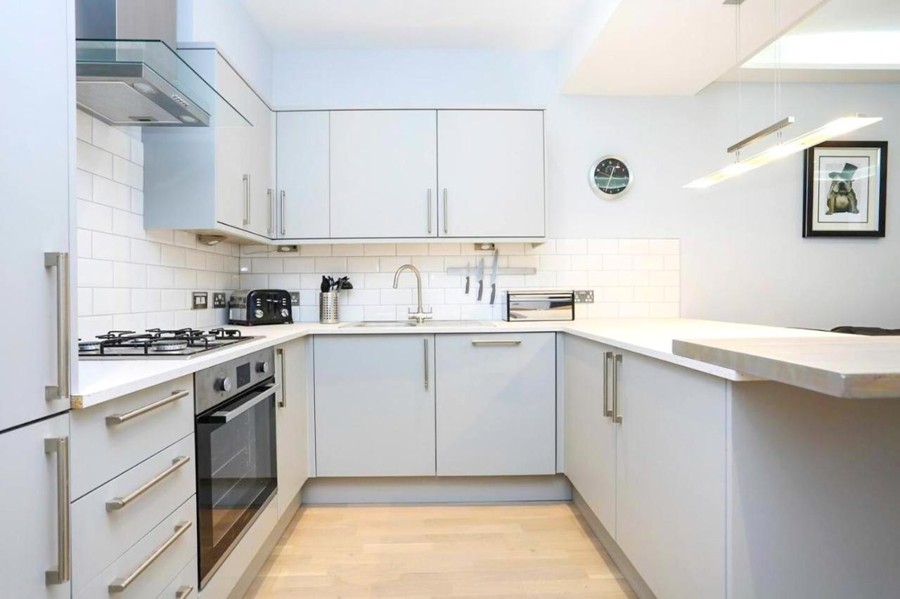 Ultra Modern, Stylish Apartment Next To Princes St Edimburgo Exterior foto