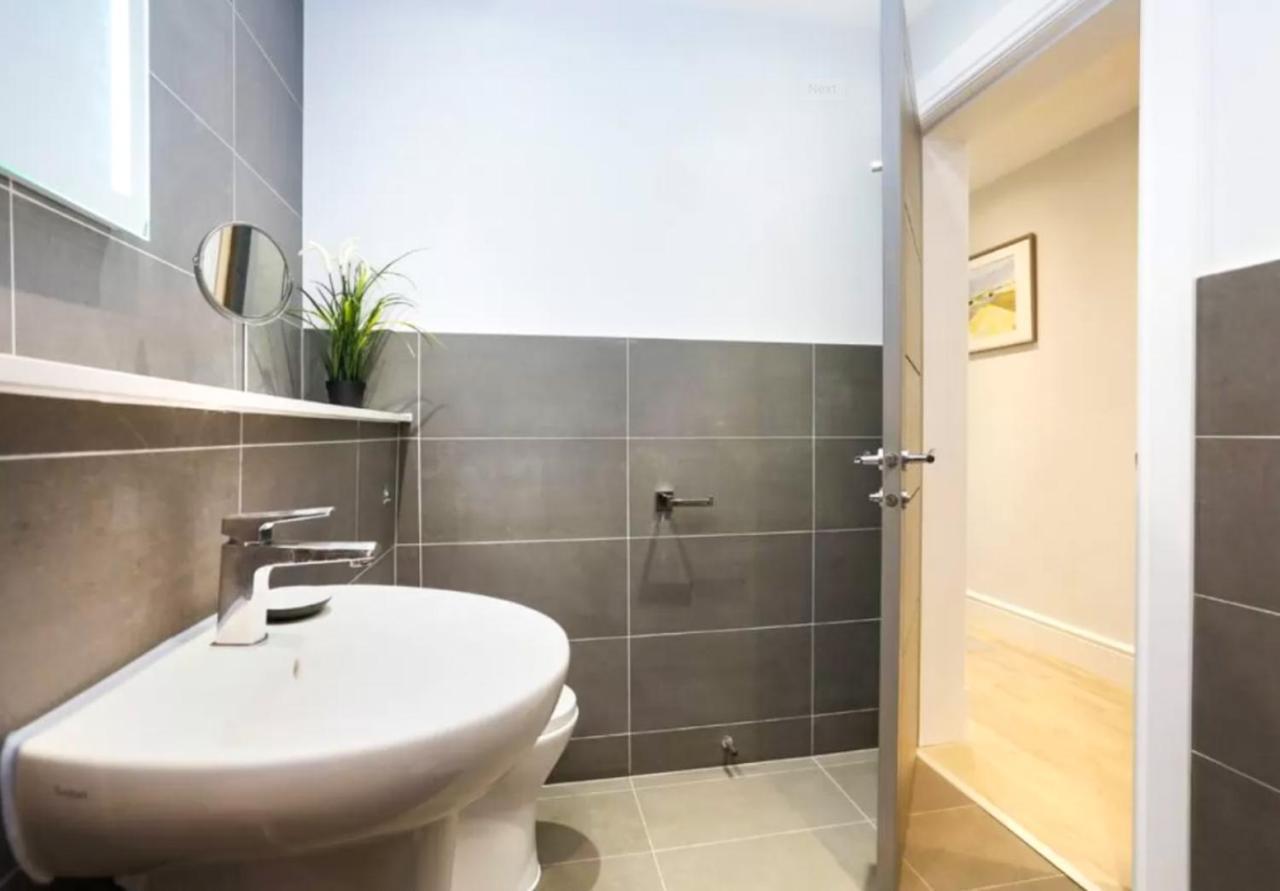 Ultra Modern, Stylish Apartment Next To Princes St Edimburgo Exterior foto