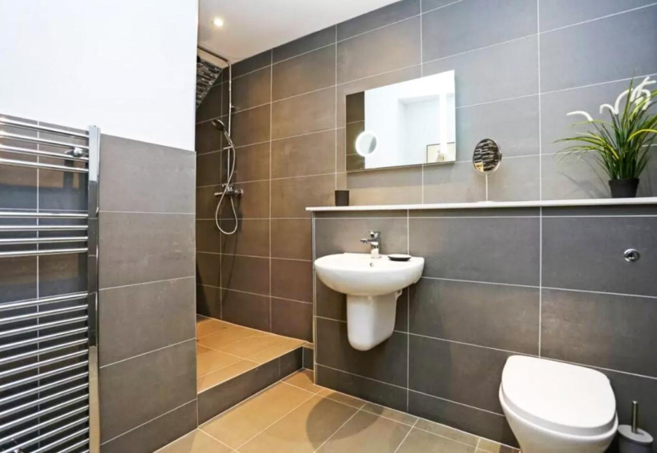 Ultra Modern, Stylish Apartment Next To Princes St Edimburgo Exterior foto